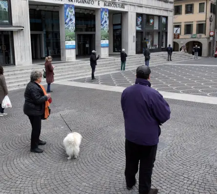  ??  ?? La coda I clienti del Pam in attesa del loro turno per fare la spesa ieri mattina. La coda è stata fatta a distanza di sicurezza