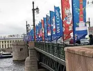  ??  ?? Die über die Newa führende Schlossbrü­cke weist auf die Weltmeiste­rschaft hin. Fotos (): Gerald Müller