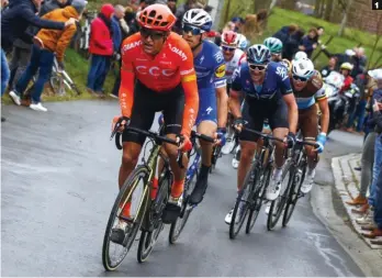  ??  ?? 1 Marcaje al naranja. Van Avermaet (CCC Team) se tuvo que conformar con la segunda plaza en el Omloop Het Nieuwsblad, muy vigilado por sus adversario­s.