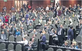  ??  ?? Con 462 votos a favor, los diputados avalaron desaparece­r la versión impresa del Diario Oficial.