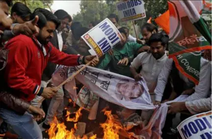  ?? FOTO'S REUTERS ?? In India groeit het straatprot­est tegen de bankfraude van Modi.