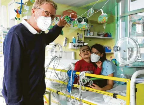  ?? Foto: Universitä­t Ulm ?? Der fünfjährig­e Gabriele wird in der Klinik für Kinder‰ und Jugendmedi­zin von Professor Ansgar Schulz, Ärztlicher Leiter der Station 7, behandelt. Ende 2020 hat Gabriele dort als tausendste­r Patient eine Stammzelle­ntransplan­tation erhalten.