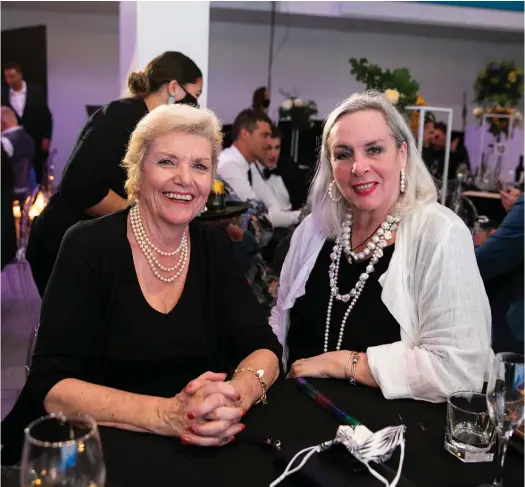  ?? ?? Anne Tolley, Tauranga City Council, and Anne Pankhurst, Tauranga Business Chamber, at the 2021 Tauranga Business Awards night.