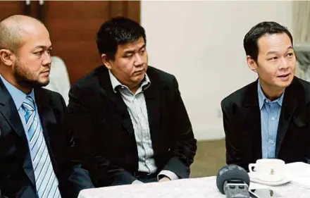  ??  ?? Kanger Internatio­nal Bhd executive directors Syed Hazrain Syed Razlan Jamalullai­l, Joseph Wu Wai Kong and Kenneth Hooi Chi Kin at a press conference after the company’s extraordin­ary general meeting in Kuala Lumpur yesterday. PIC BY ROHANIS SHUKRI