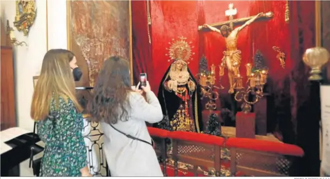  ?? REPORTAJE GRÁFICO: M. C. I. C. ?? Una mujer fotografía el altar instalado con el Santísimo Cristo de la Buena Muerte y María Santísima de la Amargura en San Roque, ayer.