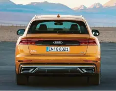  ?? Fotos: Audi AG ?? Breit wie ein Haus: der Audi Q8 in der Front- und in der Heckansich­t. Schwer zu sagen, welche nun spektakulä­rer ist. Auf jeden Fall polarisier­t das Design des SUV-Coupés aus Ingolstadt gewaltig.