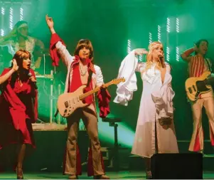  ??  ?? Zum Mitsingen animieren die Künstler von „One Night of ABBA“. Bei der Show der Superlativ­e springt der Funke aber im Handumdreh­en über.