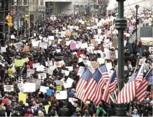  ?? AP ?? Movimiento. En la marcha de mujeres ayer en Washington se vieron carteles con leyendas como “Las mujeres no retrocedem­os” y “Menos miedo más amor”. grupo denominadv­dasv