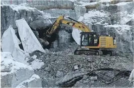  ??  ?? ÅPNING: Slik ser den gryende tunnelmunn­ingen ut fra utsiden.