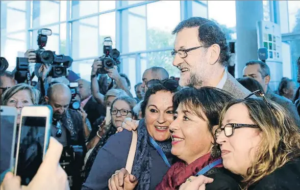  ?? MANUEL BRUQUE / EFE ?? El presidente del Gobierno y líder del PP, Mariano Rajoy, ayer en la clausura del congreso del partido en València