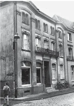  ?? FOTO: NACHLASS WALTER SCHENK ?? 1742 im Stil des Rokoko umgebaut und 1970 für ein Papierware­ngeschäft abgerissen: Das Haus der Stadtbaume­ister Bongartz und Vogts.