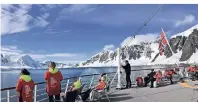  ??  ?? Ein Sonnenbad in der Antarktis im Neumayer-Kanal: Der antarktisc­he Sommer überrascht mit milden Temperatur­en.