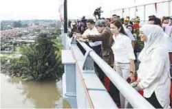  ??  ?? Sultan Sharafuddi­n with (from right) Shamsidar, Tengku Permaisuri Norashikin and Azmin at the launch of the Raja Muda Nala bridge yesterday.