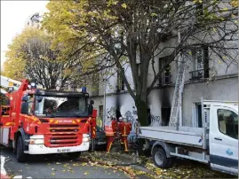  ??  ?? Le bilan provisoire fait état de deux personnes décédées et une autre en urgence absolue. (Photos AFP)