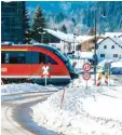  ?? Fotos: Benedikt Siegert ?? Nur noch Schrottwer­t hat das Auto (rechtes Foto), das auf dem Bahnüberga­ng in Pfronten gegen einen Zug geprallt ist.