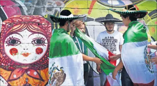  ??  ?? ILUSIÓN. La afición mexicana sueña con el pase a octavos de final por séptima ocasión.