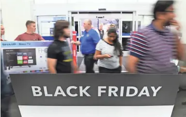  ?? PHOTOS BY TOM TINGLE/THE REPUBLIC ?? Thanksgivi­ng Day shoppers hit a Best Buy store in Scottsdale just after it opened at 5 p.m.