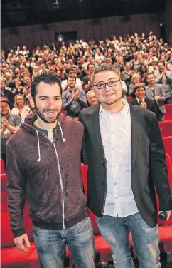  ?? RP-FOTO: HANS-JÜRGEN BAUER ?? Nicht nur Max Schneider-Bodien (r.) war begeistert über den Besuch des ehemaligen DEG-Torhüters Bobby Goepfert.