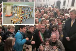  ??  ?? In piazza Rinaldi Il sindaco Manildo circondato da bambini. Sopra, l’interno