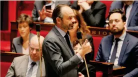  ?? AFP ?? Marcia indietro.Il premier Edouard Philippe annuncia all’Assemblea Nazionale la sospension­e della tassa sul carburante