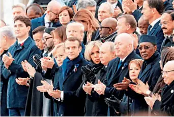  ??  ?? El presidente de Francia, Emmanuel Macron, y su esposa, Brigitte, asisten junto con más de 60 líderes mundiales a la ceremonia por el Centenario del Armisticio de la Primera Guerra Mundial.