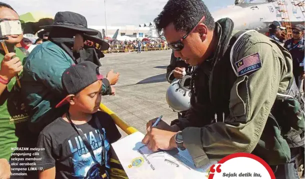  ??  ?? NORAZAN melay an pengunjung cilik selepas membuat aksi aerobatik sempena LIMA ‘17, s emalam.