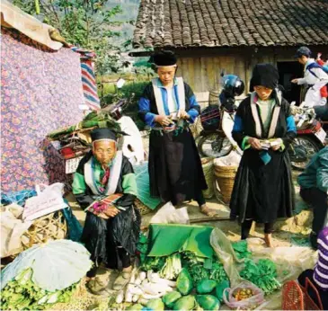  ?? Photo reatimes.vn ?? ROLL UP, ROLL UP: Local farm produce is sold at the market on the top of Mã Phục Pass.