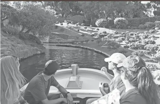  ?? PHOTOS BY SCOTT CRAVEN/THE REPUBLIC ?? The Storybook Land Canal Boats float serenely through a miniature landscape.