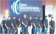  ??  ?? PRESENCIA. El gerente general de Electrónic­a GEO Juan Andonie y parte de sus colaborado­res.