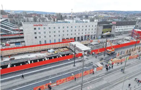  ?? FOTO: ALEXANDER KAYA ?? Auf der Decke der neuen Tiefgarage fährt ab kommenden Montag die Straßenbah­n. Die Schienen und neuen Haltestell­e befinden sich dann provisoris­ch zwischen den roten Bauzäunen.