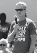  ?? KARL MONDON/TRIBUNE NEWS SERVICE ?? Warriors coach Steve Kerr remains his normal unassuming self during the team's NBA championsh­ip rally at Lake Merritt on June 15 in Oakland.