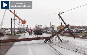  ?? - Acadie Nouvelle: David Caron ?? Des poteaux jonchaient encore la route à Shippagan, vendredi matin, près du pont de Lamèque.