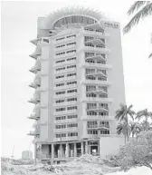  ?? SOUTH FLORIDA SUN SENTINEL AMY BETH BENNETT/ ?? Constructi­on has stalled at the Pier Sixty-Six hotel and marina in Fort Lauderdale on Monday.