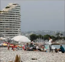  ??  ?? Depuis le  avril, le port du masque est obligatoir­e sur toutes les plages des Alpes-Maritimes.