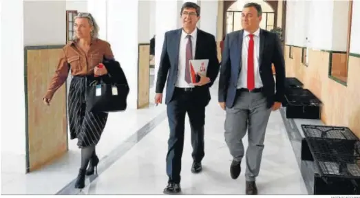  ?? ANTONIO PIZARRO ?? Juan Marín, el miércoles en el Parlamento flanqueado por los diputados Isabel Albás y Carlos Hernández White.