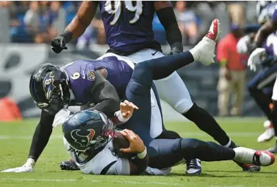  ?? KENNETH K. LAM/BALTIMORE SUN PHOTOS RAVENS 5 THINGS WE LEARNED ?? Ravens linebacker­s Roquan Smith and Patrick Queen, shown, combined for 27 tackles and each dropped Texans quarterbac­k C.J. Stroud for a sack.