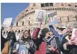  ?? FOTO: DPA ?? Betroffene demonstrie­ren in Rom während des Gipfeltref­fens.