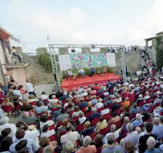  ??  ?? In piazza Piazza Magenta a Capalbio farà da quinta alla presentazi­one dei libri