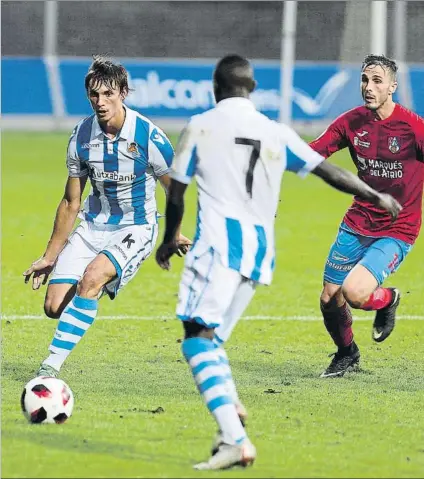  ?? FOTO: UNCITI ?? Robin Le Normand y Zourdine Thior persiguen el balón durante el partido contra el Calahorra disputado este curso en Zubieta