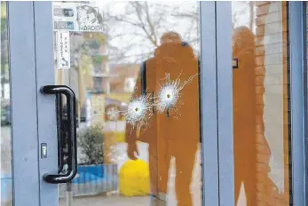  ?? FOTO: AFP ?? Eine durchschos­sene Scheibe in der Innenstadt von Macerata: Dort hat ein 28-jähriger Italiener am Samstag auf Afrikaner geschossen. Er handelte nach eigenen Angaben aus rassistisc­hen Motiven.