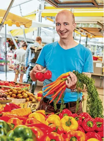  ?? Foto: Peter Fastl ?? Passen Tomaten und Rüben zusammen? Chemieprof­essor Henning Höppe probiert gerne ungewöhnli­che Kombinatio­nen von Aromen aus, beispielsw­eise Schokolade­nkuchen mit Gorgonzola.