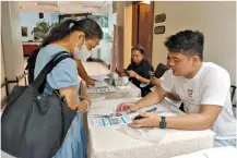  ?? ?? A PATIENT-PARTICIPAN­T is briefed on a transforma­tive partnershi­p between the Philippine Alliance of Patient Organizati­ons and Care.trials Inc. that introduces a new model of patient engagement in clinical trials.