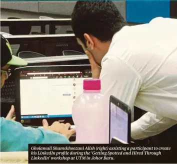  ??  ?? Gholamali Shamskhooz­ani Alish (right) assisting a participan­t to create his LinkedIn profile during the ‘Getting Spotted and Hired Through LinkedIn’ workshop at UTM in Johor Baru.