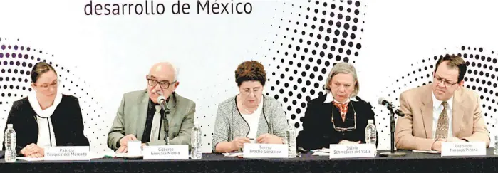  ??  ?? La consejera presidenta de la Junta de Gobierno del Instituto, Teresa Bracho González, con los consejeros Patricia Vázquez del Mercado Herrera, Gilberto Guevara Niebla, Sylvia Schmelkes del Valle y Bernardo Naranjo Piñera