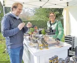  ?? BILD: Park der Gärten ?? 14 bis 20 Uhr, Abendmarkt (kein Abendticke­t);
15 bis 20 Uhr, Musik im Vorbeigehe­n: Chapeau Manouche – das Sinti-SwingQuart­ett aus Oldenburg
Genussmark­t im Park der Gärten: 70 Aussteller werden am 18. und 19. September in Rostrup erwartet.