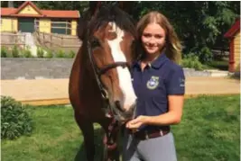  ?? FOTO: HELLE KIKERPUU ?? HEMMA. Cora Hirn med hästen Bluffing Spirit hemma på hästgården i Danderyd.