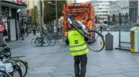  ?? FOTO'S PATRICK DE ROO ?? Maandag startte de actie tegen foutgepark­eerde fietsen.