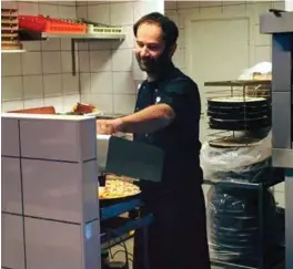  ?? FOTO: FRA FACEBOOK-SIDEN TIL RIO PIZZA ?? Senad Avdic er medeier i selskapet som gjenåpner tre pizza-steder i Kristiansa­nd. Her fra Lund. Senad Avdic avbildet på Facebook-sidene til Rio Pizza i 2016.