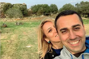  ??  ?? La «cronaca» social delle vacanze in Sardegna
Il leader del M5S Luigi Di Maio, 32 anni, con la fidanzata Virginia Saba, 36, durante un’immersione e al Nuraghe Arrubiu