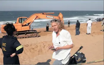  ?? PICTURES: GCINA NDWALANE ?? INVESTIGAT­IVE: Alet van Rensburg-Wright has a word with Colonel Leonie Ras of the Victim Identifica­tion Centre at Blythedale Beach as an excavator digs in the sand in an attempt to find remains of the girls who went missing 30 years ago.